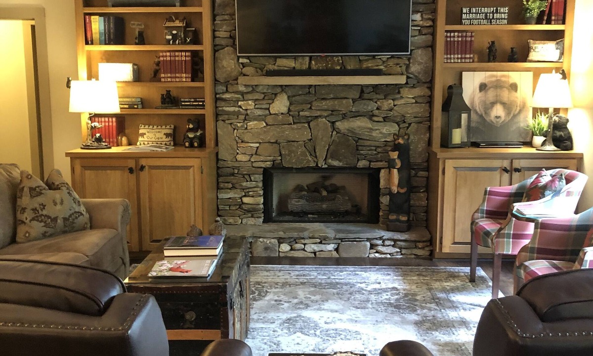 Mirror Lake House | Bear Hall in town Highlands