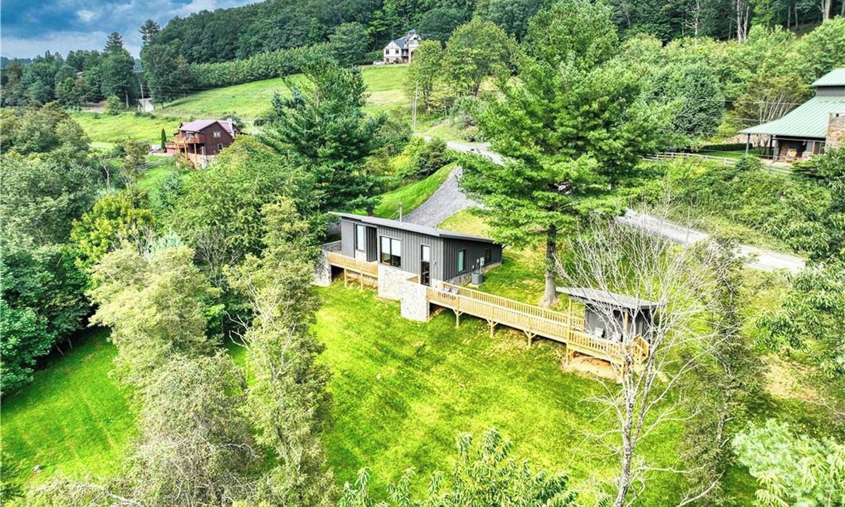 West Jefferson Cabin | Beat the Heat. Head to the Mountains - 2BR/2BA w/Hot Tub & WiFi