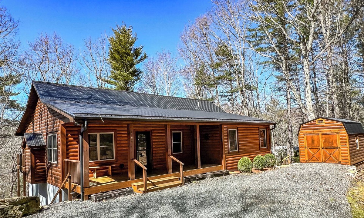 Fleetwood Cabin | Beat the Heat. Head to the Mountains! - Hot Tub, Pets, River Access & WiFi