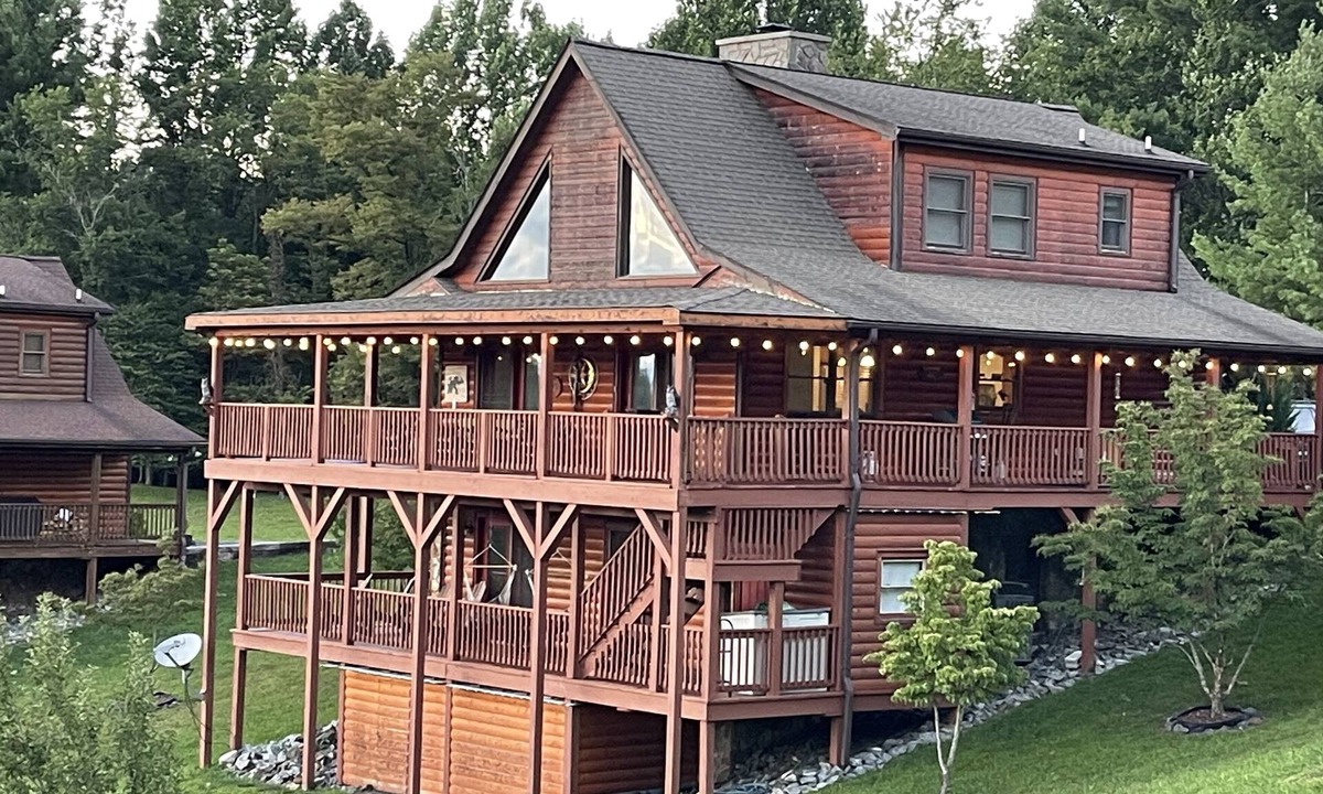 Piney Creek Cabin | Beautiful Cabin with Mountain Views and Access to the New River!