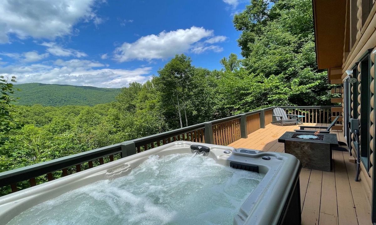 Waynesville House | Beautiful mountain view! SAUNA, HOT TUB, Pool Table, and Fast WIFI! Pet friendly
