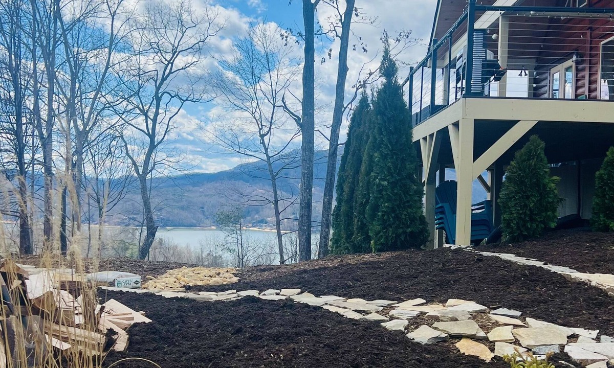 Lake Lure House | Beautiful NEW 5 br 4 bath Log cabin with PRIVATE HOT TUB overlooking Lake Lure