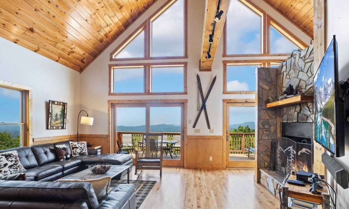 Beech Mountain Cabin | Beech Mountain 6BR Retreat! Pool Table, Shuffleboard, 3 Master Suites & Panoramic Views