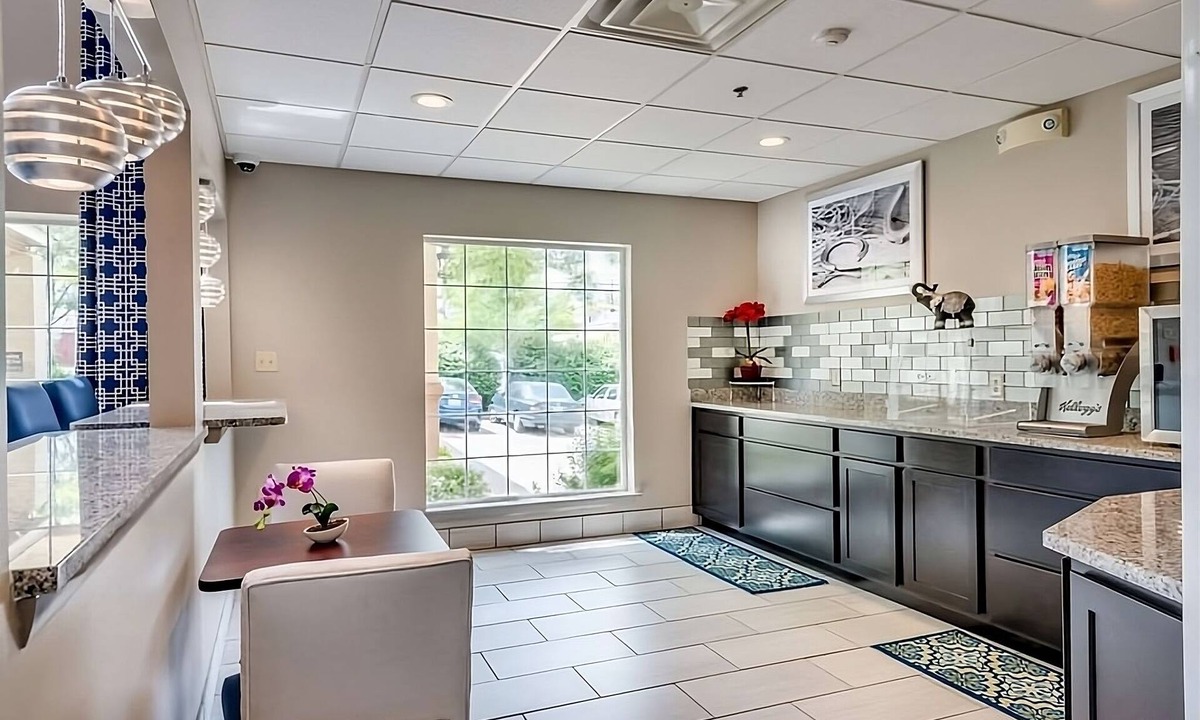 Lexington Hotel | Best Place to Stay in Kentucky! Pool, Free Parking, Free Breakfast!