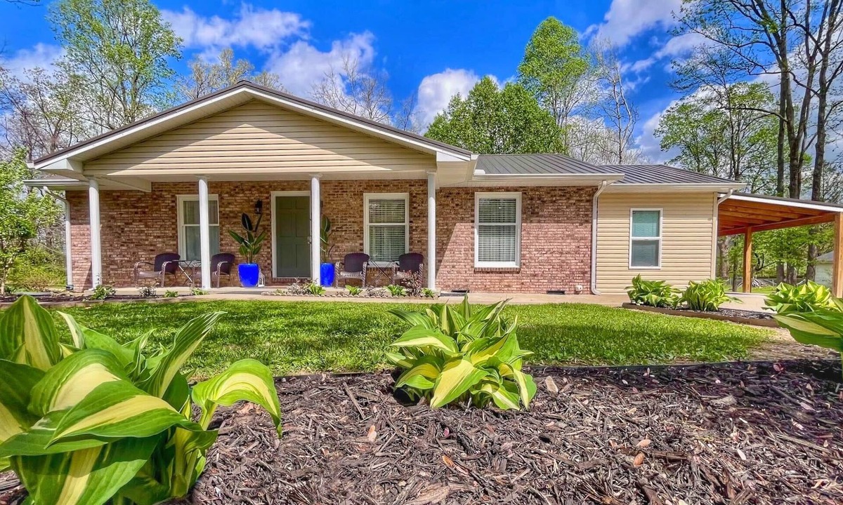 Stanton House | Bhie Lovely Hideaway | RRG | Peaceful | Cozy Stay. Stanton location, just steps from Kroger and a short 15-minute drive to Natural Bridge. Ideal home base for hikers + climbers, featuring a modern kitchen, firepit, grill, covered patio