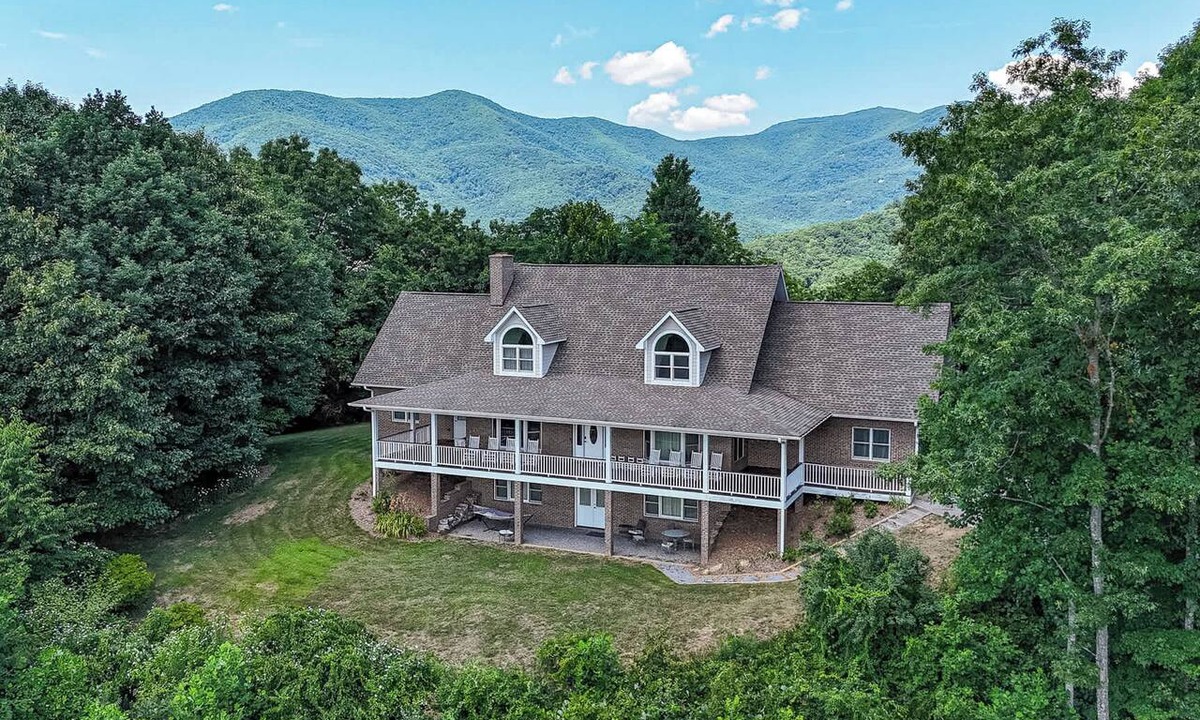 Black Mountain House | Big Group Getaway | 7BR, 5BA