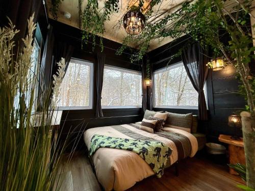 Slade House | Bigfoot's Bluff - Hot Tub- Forest Canopy Cabin RRG - Located 5 Min From Nada Tunnel
