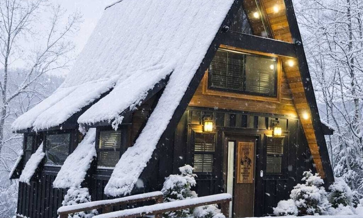 Mountain City House | Bigfoots Lair- private home with hot tub, sauna, views, pets welcome