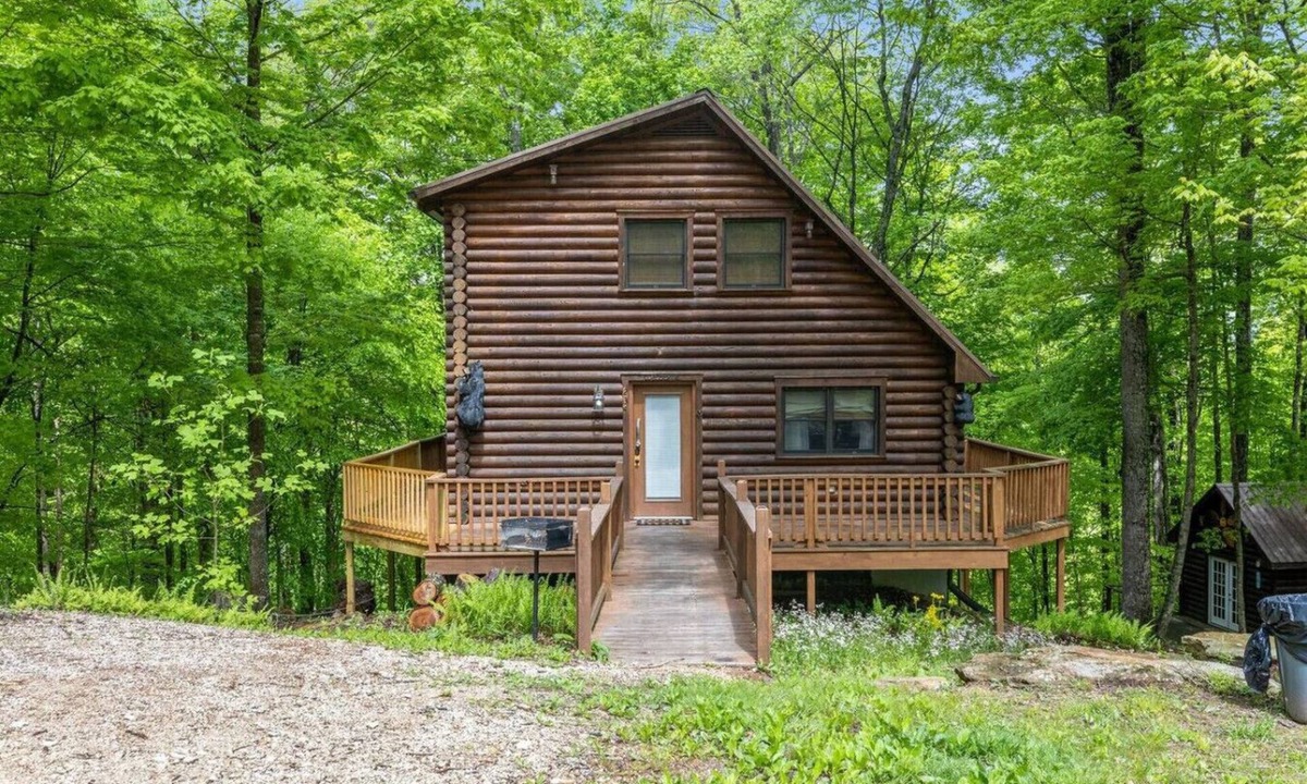 Slade Cabin | Birdsong- Hot Tub, Game Room, Firepit, WiFi, 8 mins to Natural Bridge