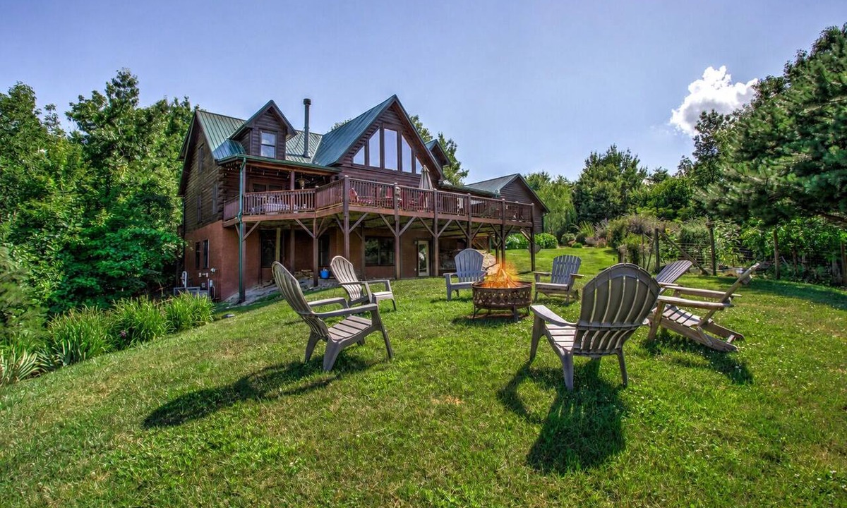 Black Mountain House | Black Mountain Hilltop Retreat | Luxury Log Cabin with Mountain Views