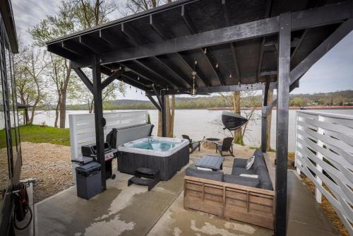 New Richmond House | Black Tie Affair - Eloquent Riverfront Experience