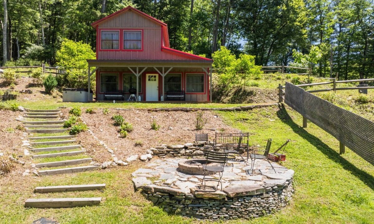 Blowing Rock Cottage | Blue Ridge Blowing Rock Cottage, Hot Tub, Pond, Acres to Explore! Close to App Ski Mountain!