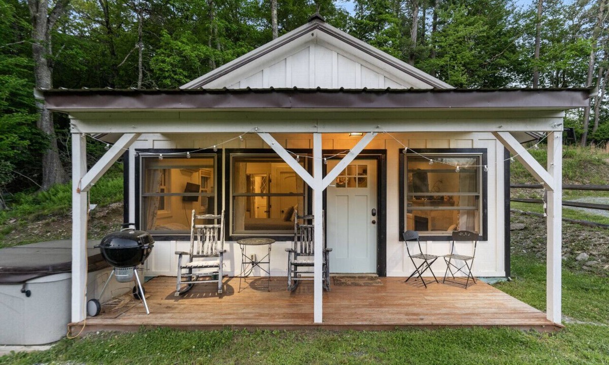Blowing Rock Cottage | Blue Ridge Blowing Rock Clementine Cottage at Doe Creek - Hot Tub, Pond, Acres to Explore! Close to App Ski Mtn!