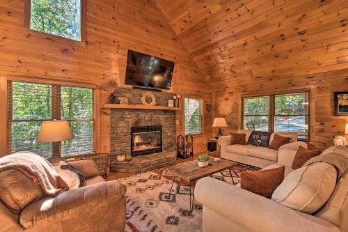 McCaysville House | Blue Ridge Cabin: Hot Tub, Fire Pit & Grill!