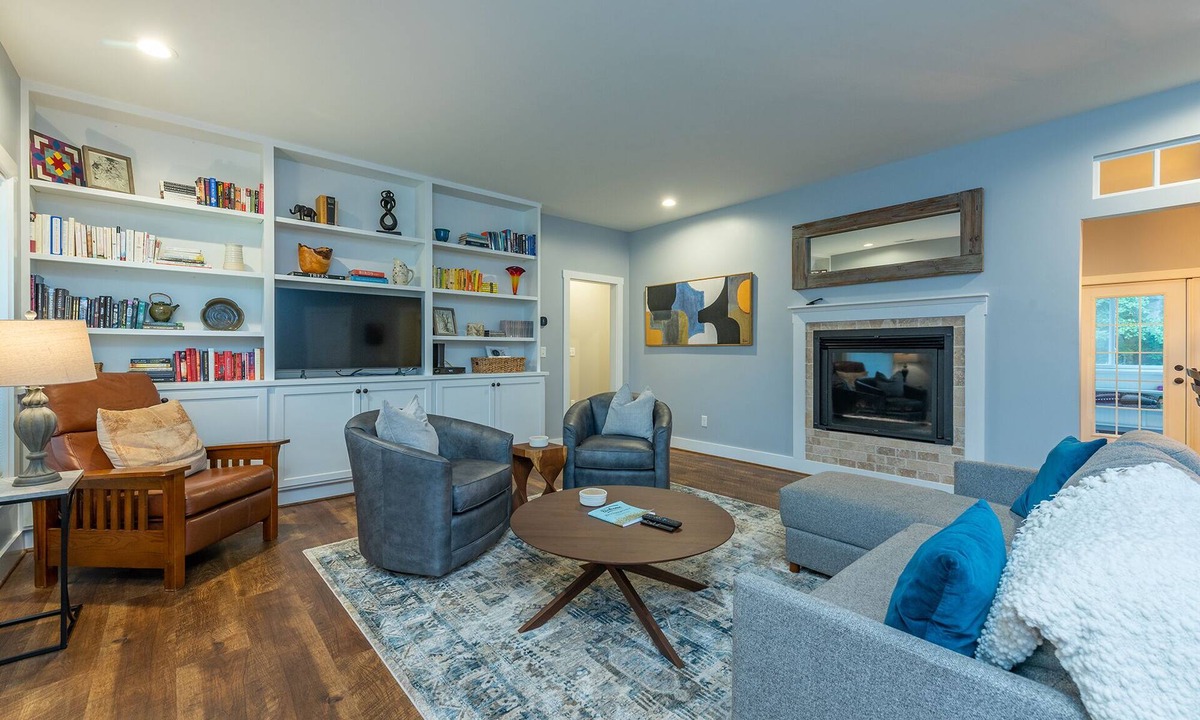 Black Mountain House | Blueberry Grove | Pet Friendly Blueberry Farm Walking Distance to Town!