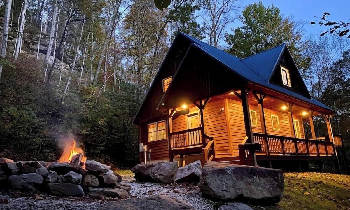 Stanton Cabin | Blues Moon RRG - Hot tub | Wifi | Foosball Table!