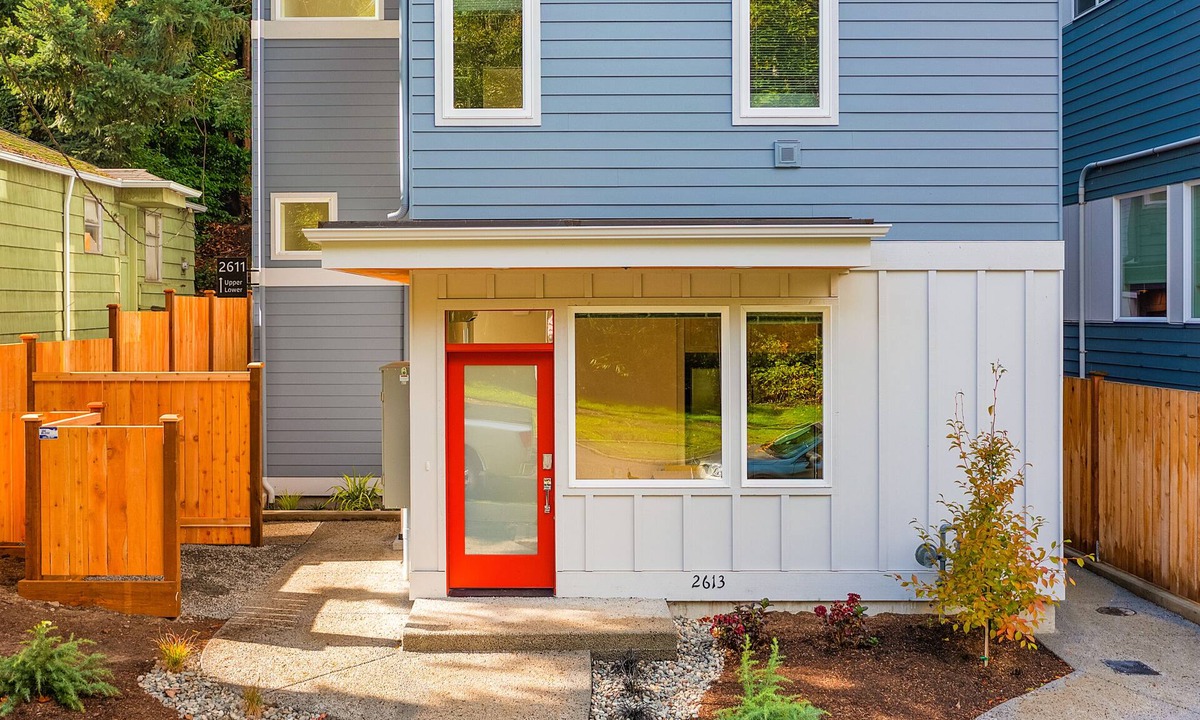 North Queen Anne House | Bobba Fett's Carbonite Suite