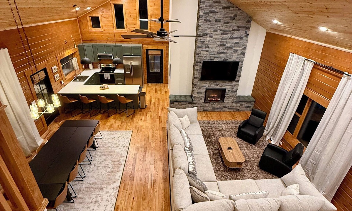 Stanton Cabin | Brand New! The Wiske Lodge- Hot Tub. Starlink Wifi. Pool Tble. Pinball Near RRG