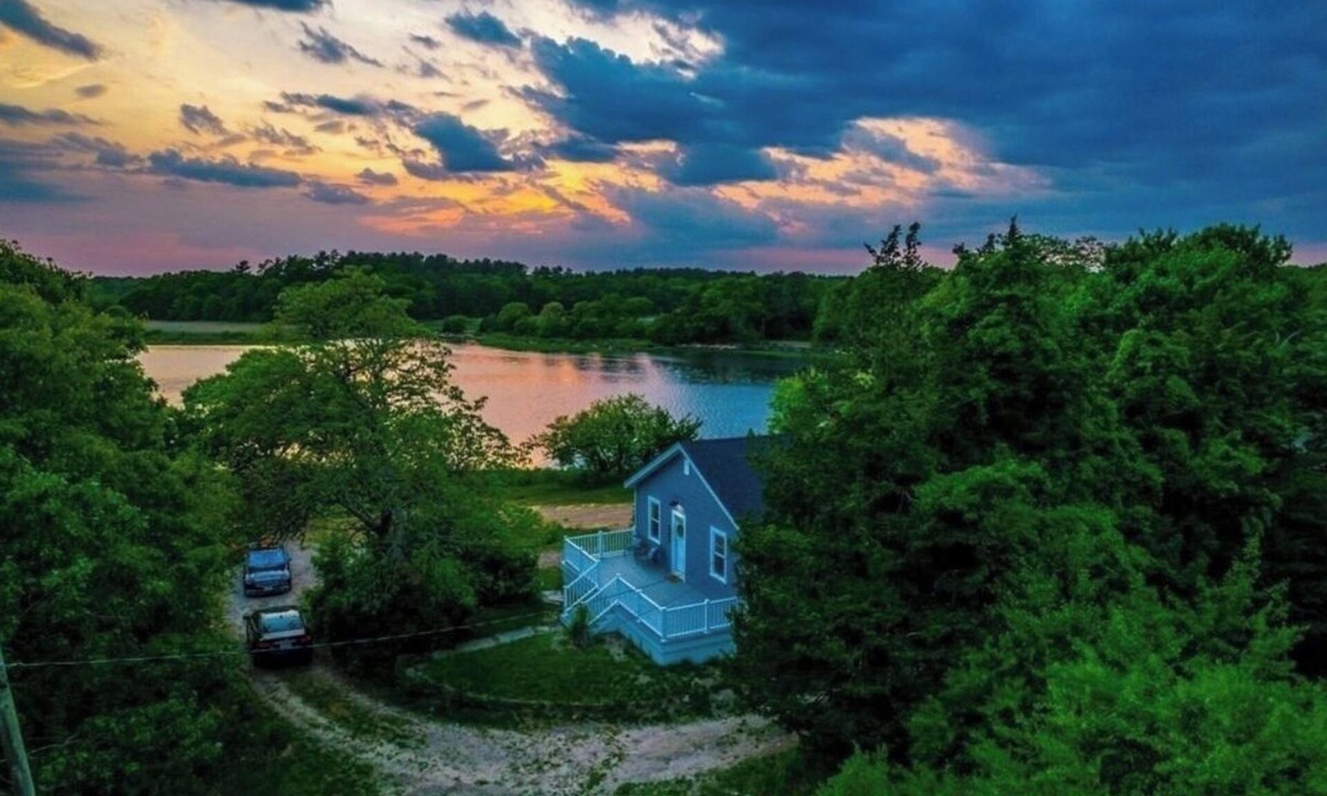 Wareham House | Breathtaking riverfront pet-friendly hideaway near beaches & downtown