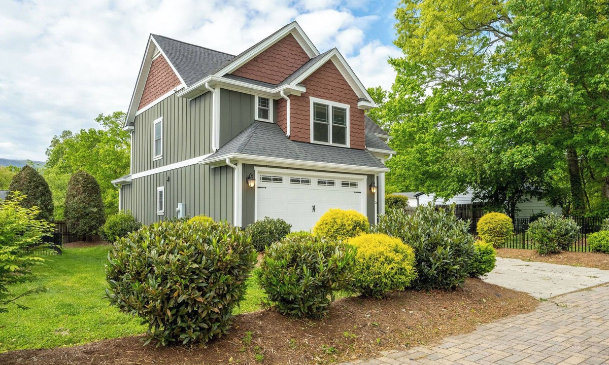 Black Mountain House | Bright & Charming 3BR Home in Black Mountain - Walk to Downtown & Lake Tomahawk