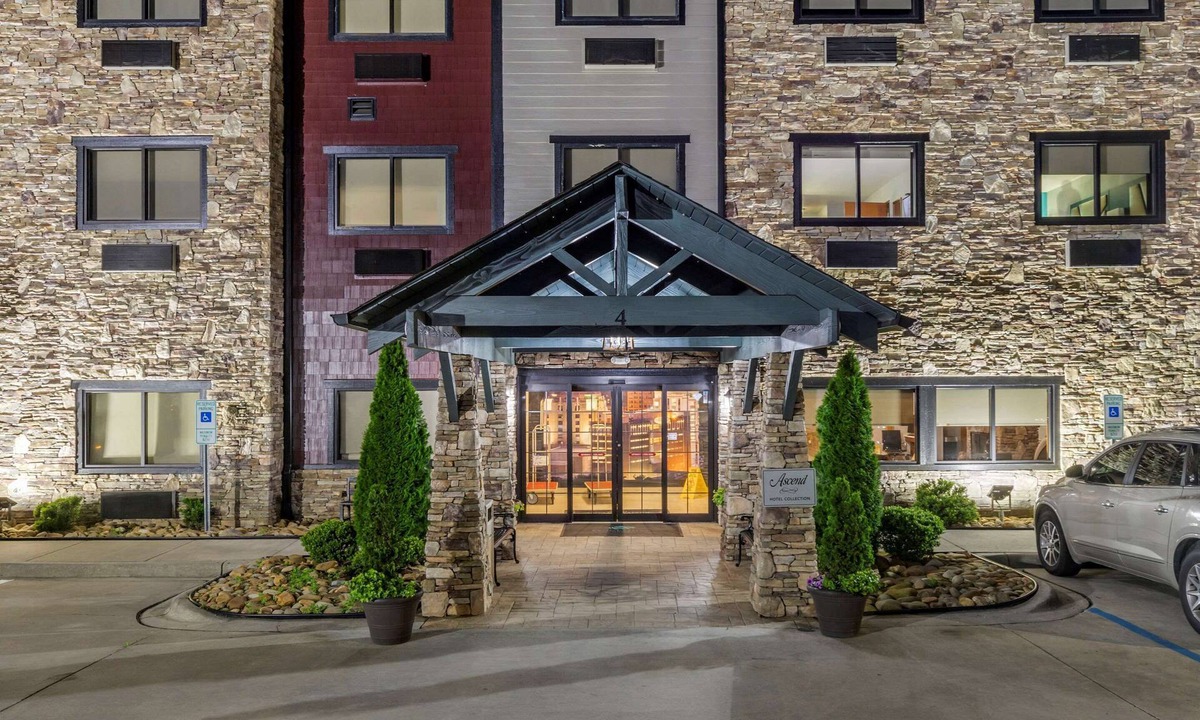 Asheville Hotel | Brookstone Lodge near Biltmore Village, an Ascend Collection Hotel