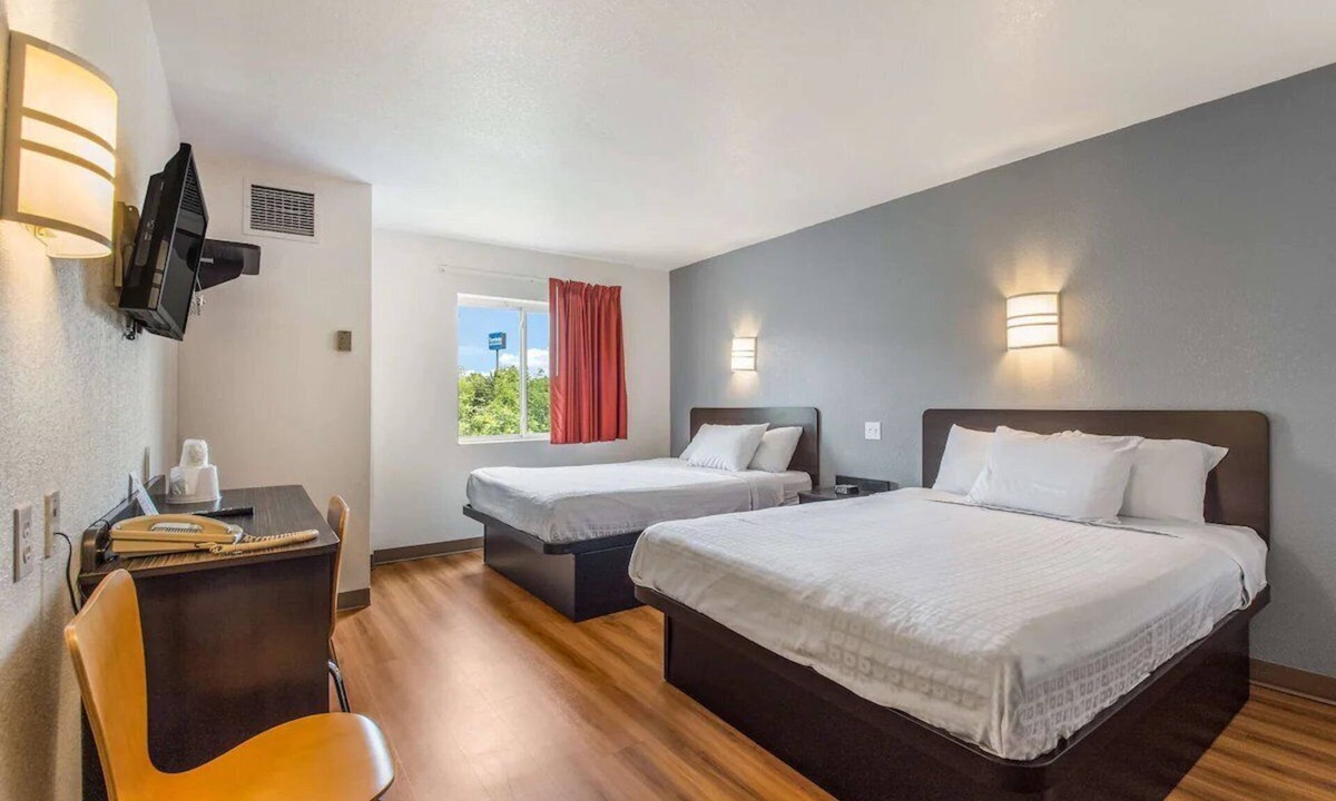 Knoxville Hotel | Budget-Friendly Room Perfect for Family Adventures in Knoxville | Pets Allowed
