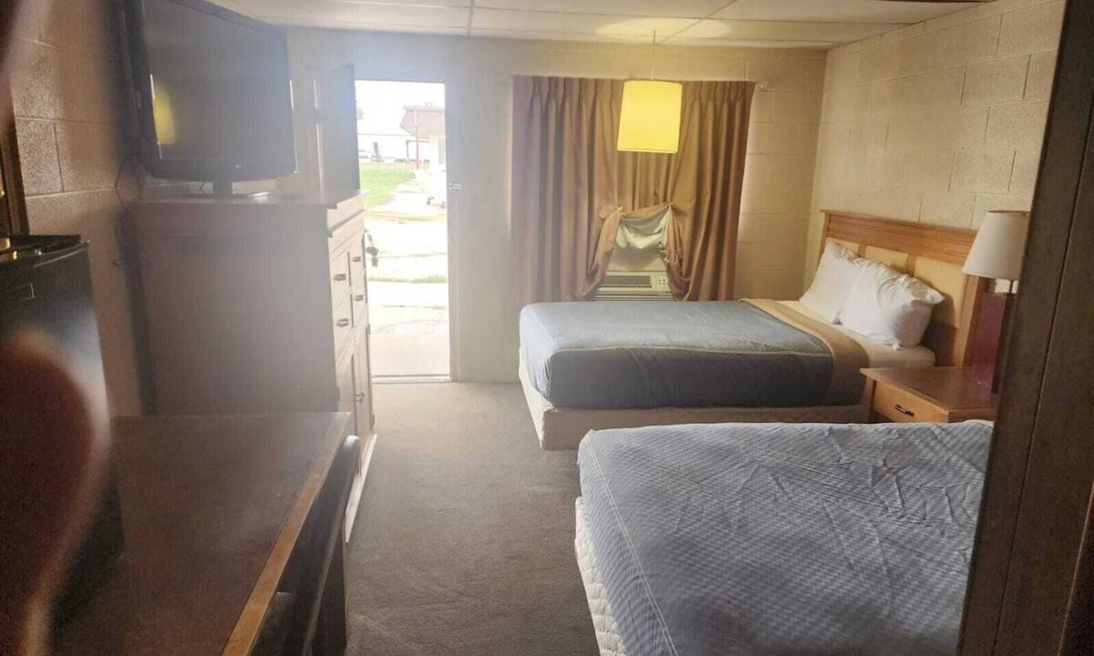 Quinter Hotel | Budget-Friendly Stay w/Comfortable Beds + Convenient Highway Access - 2 Units!