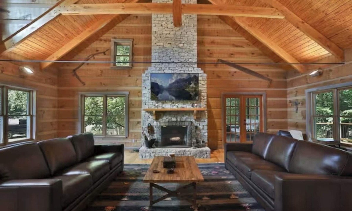 Shelbyville Cabin | Cabin+Bunkhouse Sleeps 23 near Lex Lou Like New Spacious Modern Rustic Retreat