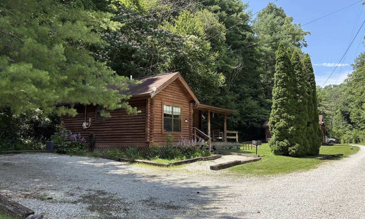 Slade Cabin | Cabin centrally located with hot tub and wi-fi