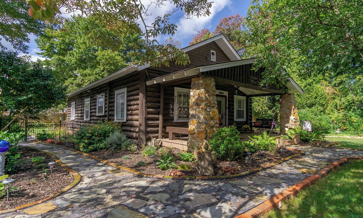 Black Mountain Cabin | Cabin Fever | Pet-friendly Log Cabin in the Heart of Black Mountain!