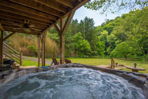 Lansing House | Cabin on the New River with Easy Steps to the River,Hot Tub, Fire Pit