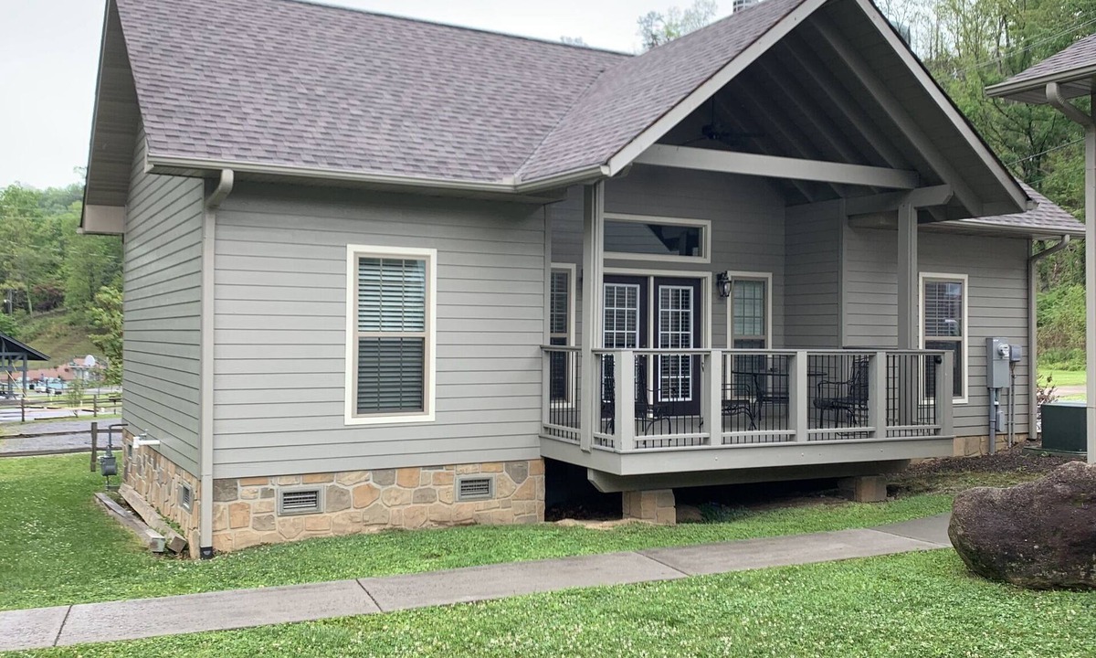 Gatlinburg Cottage | Carr's Northside Cottages - 4 Queen Beds