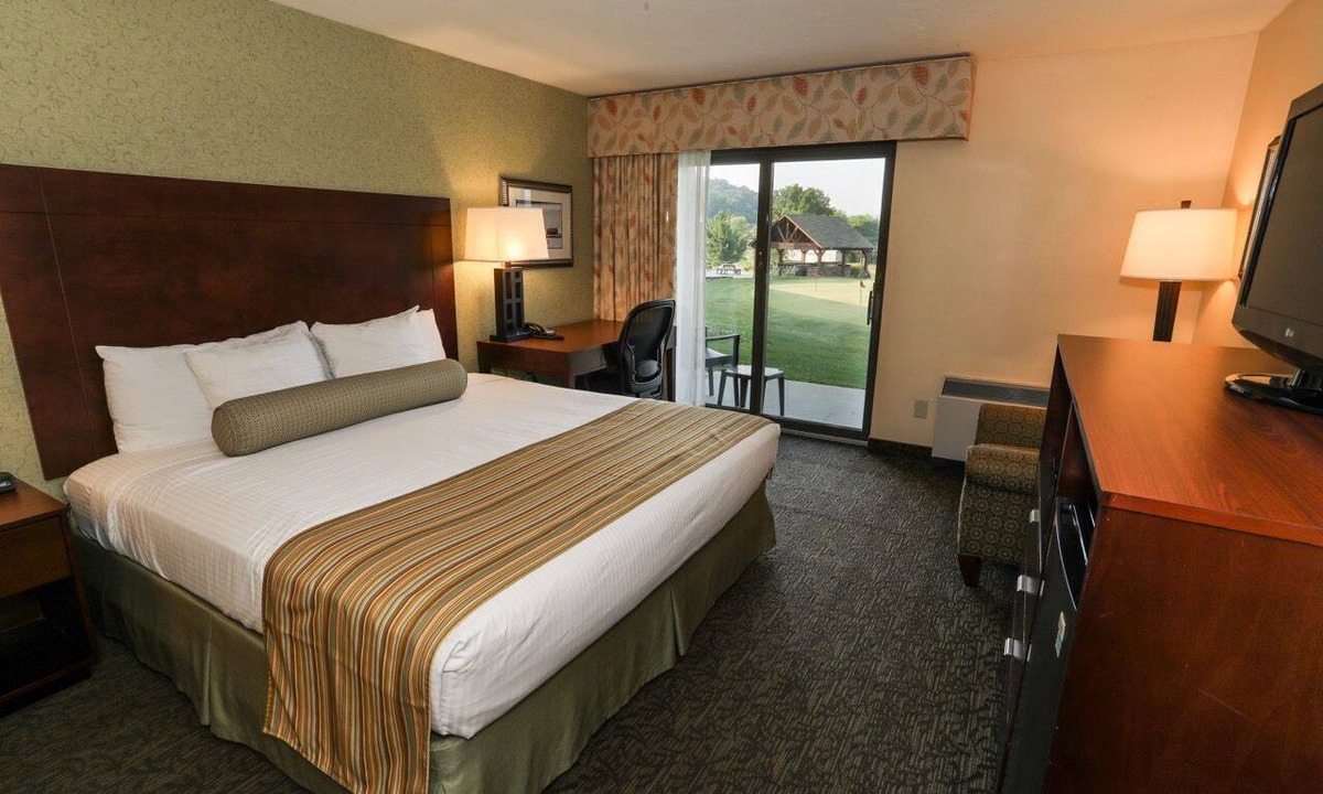 Fairfield Hotel | Carroll Valley Accessible | King Room + Golf Views