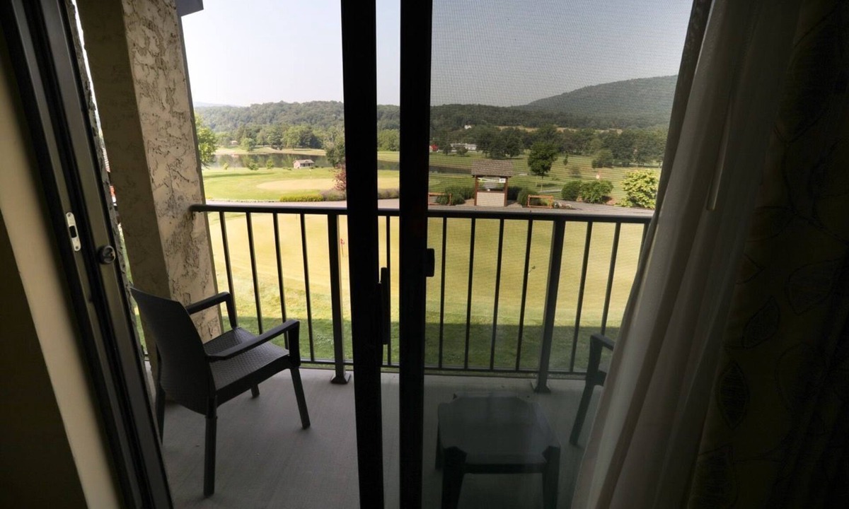 Fairfield Hotel | Carroll Valley Stay | Golf View Double Room