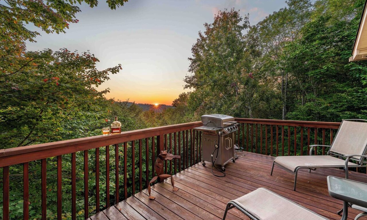 Beech Mountain Ski Chalet | Casa Bella -Sleeps 10 -Hot Tub + Fireplace- EV Charger - 5 Min to Ski Resort