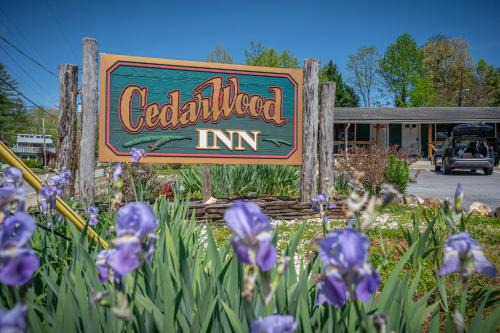 Hendersonville Hotel | CedarWood Inn