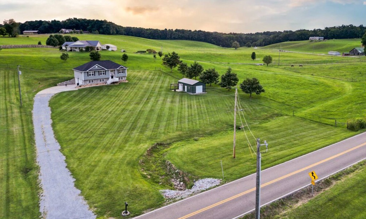 Greene County House | Centrally-located to Greeneville, Jonesborough, Johnson City.