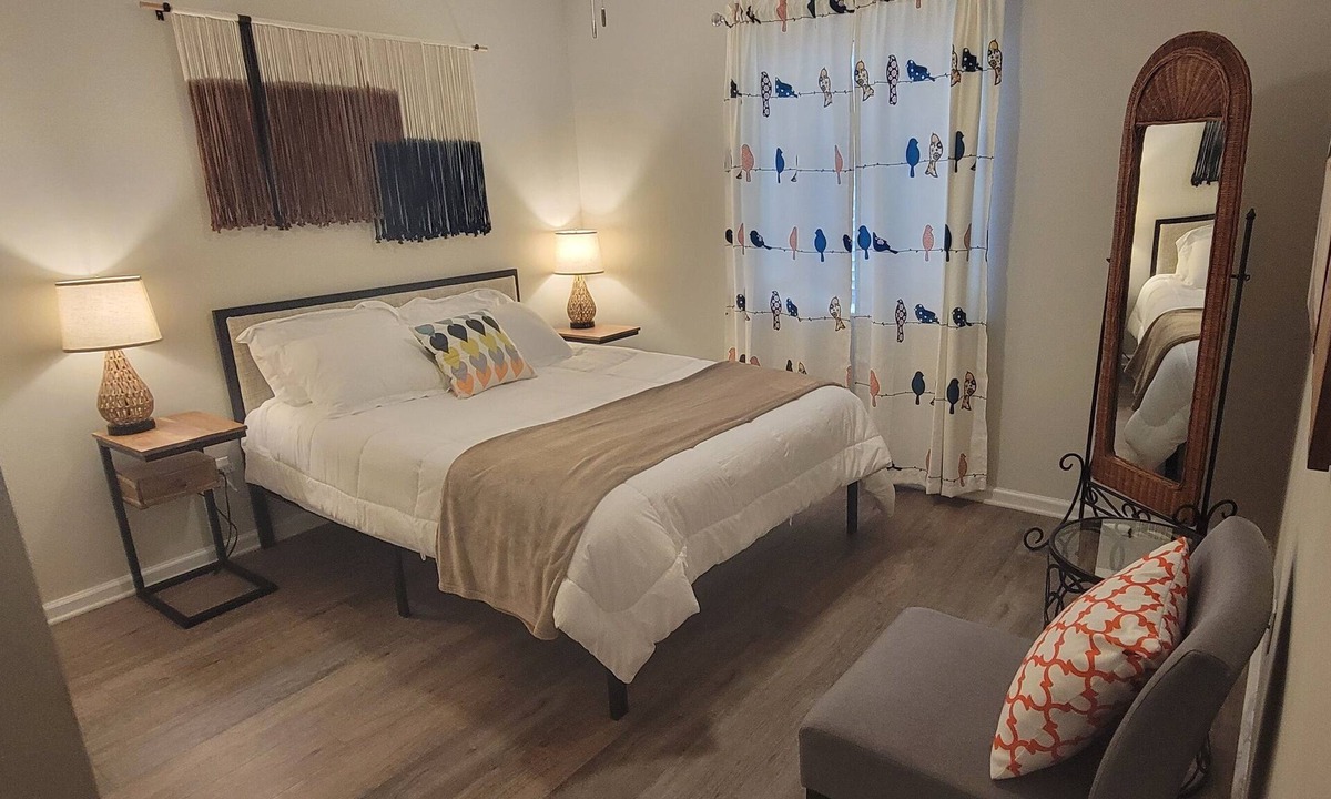 Clemson Condo | Charming 2-bedroom condo only 2 miles to Clemson University