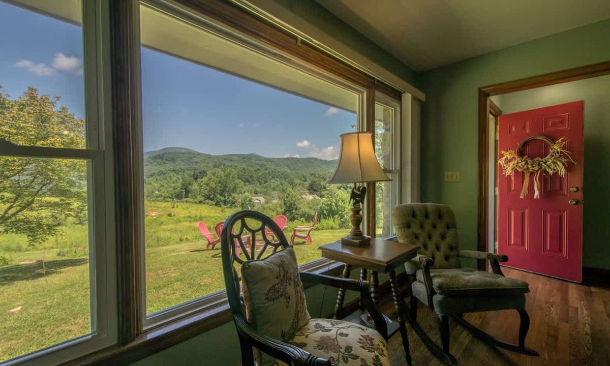 Hendersonville House | Charming 2BR w Firepit Mountain Views