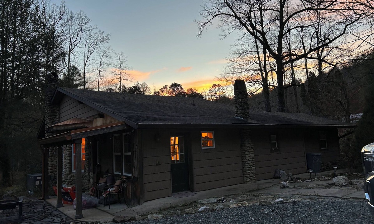 Mortimer House | Charming 3-bedroom house in Collettsville mountains with cool AC breeze