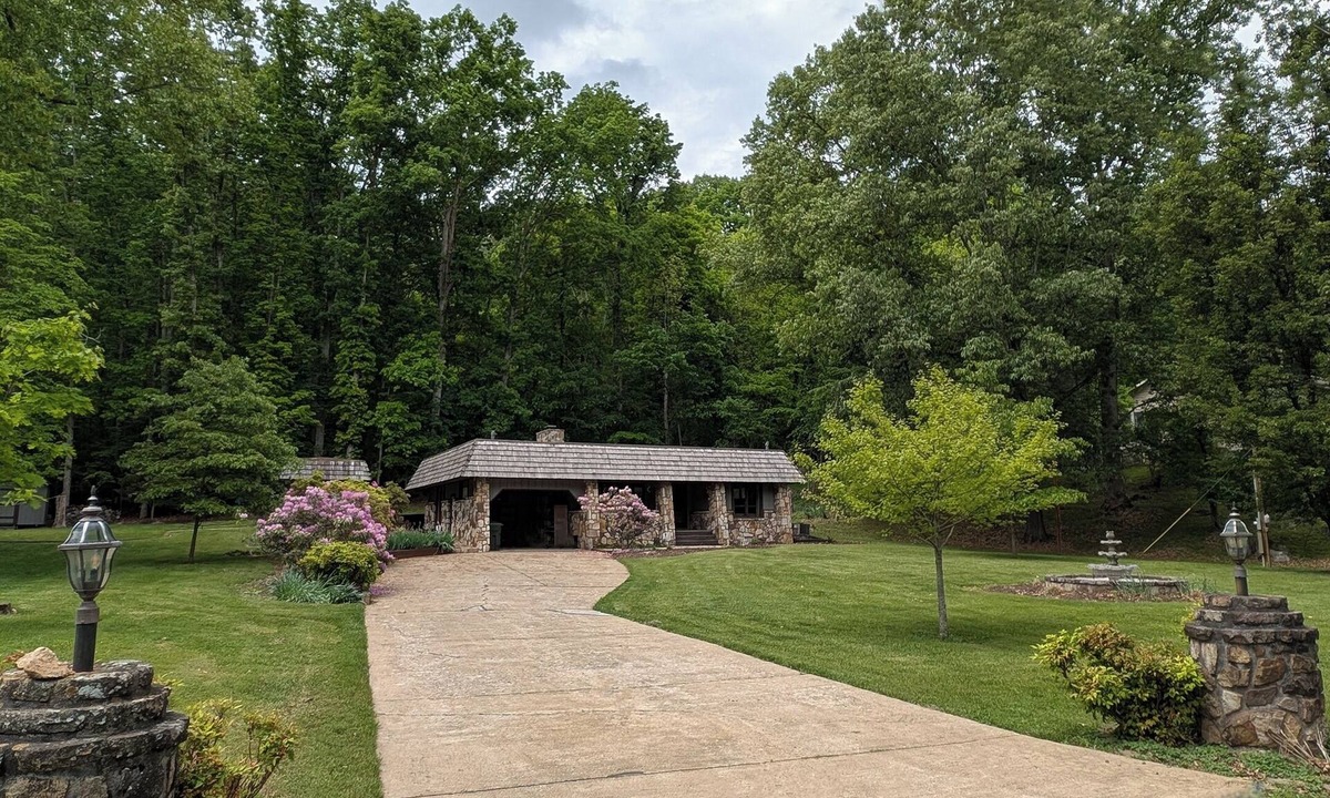 Oak Grove Cottage | Charming 3-bedroom cottage with lake access nearby, dock, WiFi at Boone Lake