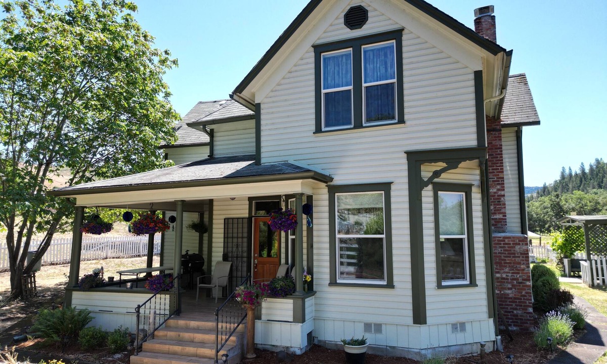 Roseburg House | Charming 4-bedroom Pearce Historic Farmhouse in Roseburg with AC and WIFI