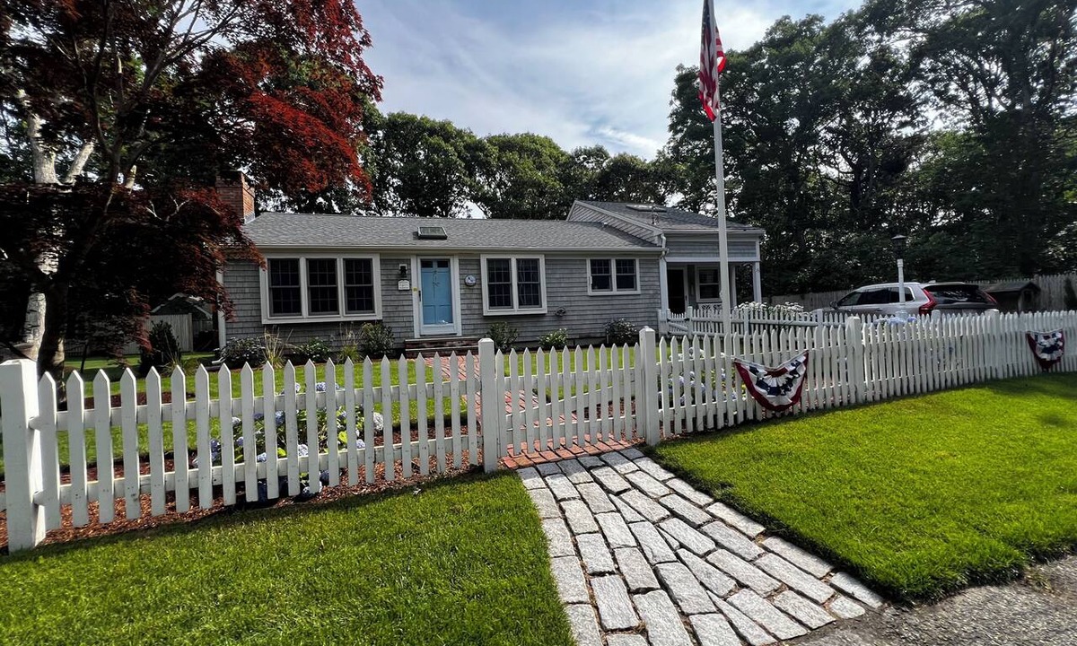 Northwest Harwich Cottage | Charming Cape Cod Cottage walking distance to the beach