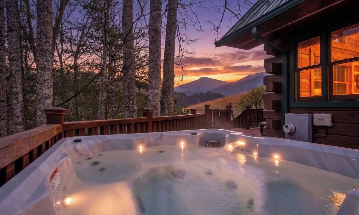Burnsville Cabin | Charming Mtn Cabin, Hot Tub+Fire Pit, Grill, 5 Min to Town, WiFi, Pet friendly!