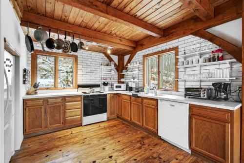 Great Cacapon House | Charming Post-and-Beam Mountain Cabin with Hot Tub Near Berkeley Springs | Great Cacapon, WV