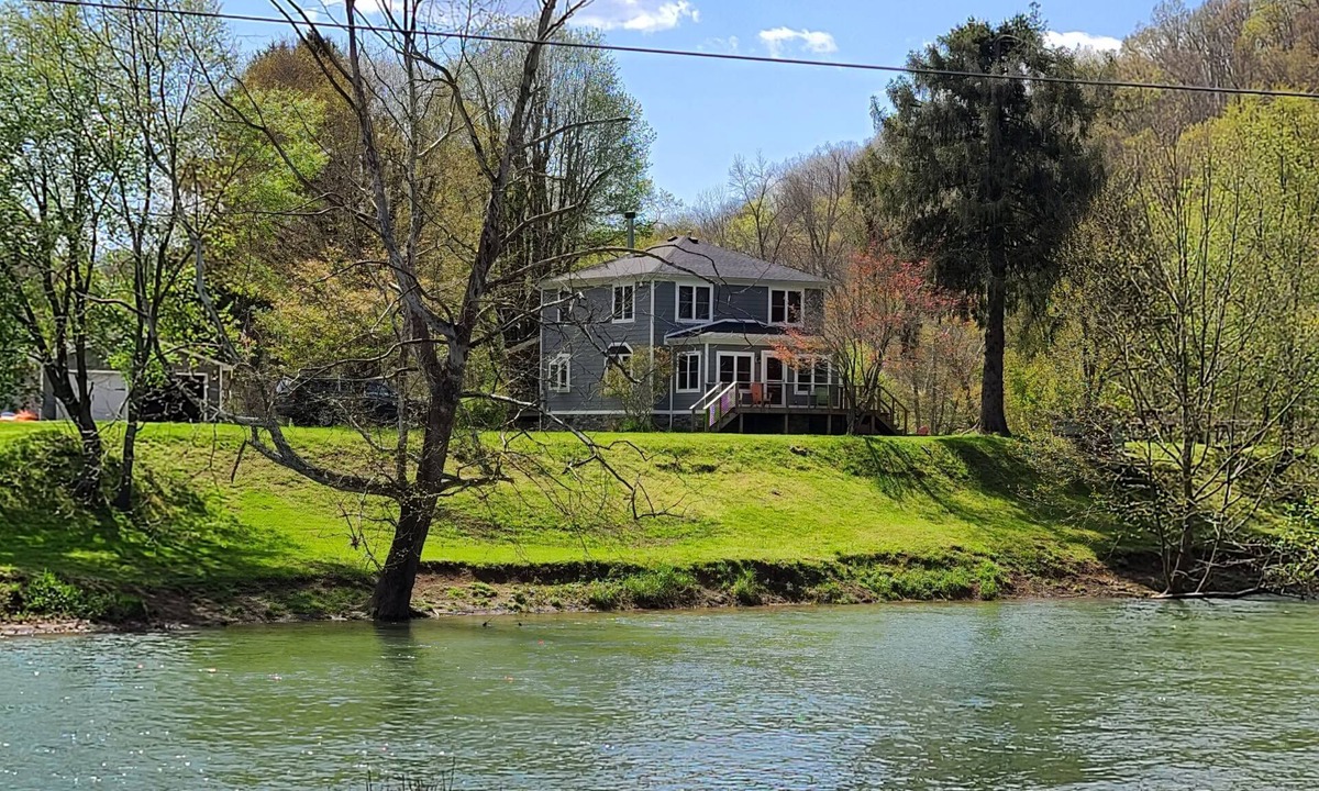 Valley Bend House | Charming, remodeled farmhouse on the river to kayak with a hot tub & a firepit!