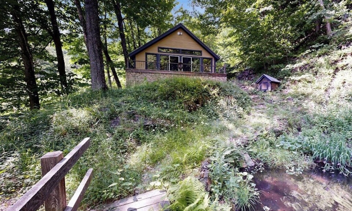 Barnard House | Charming waterfront 2BR house, private beach, waterfall, firepit, wifi, kayak