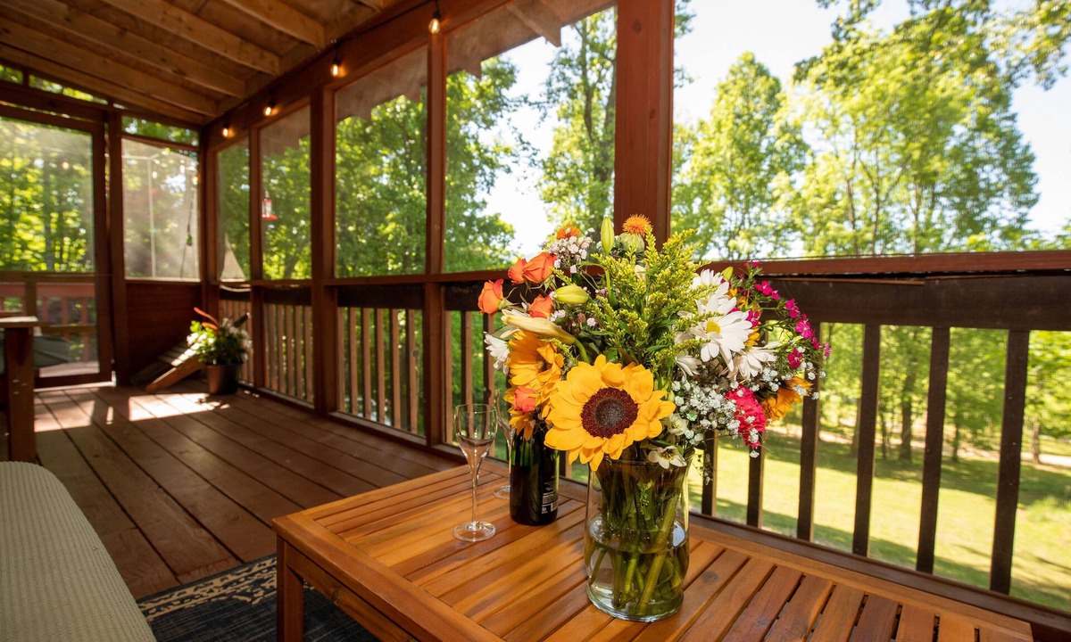 Fairview Cabin | Cheerful 3 bedroom mountain home- minutes to Asheville-