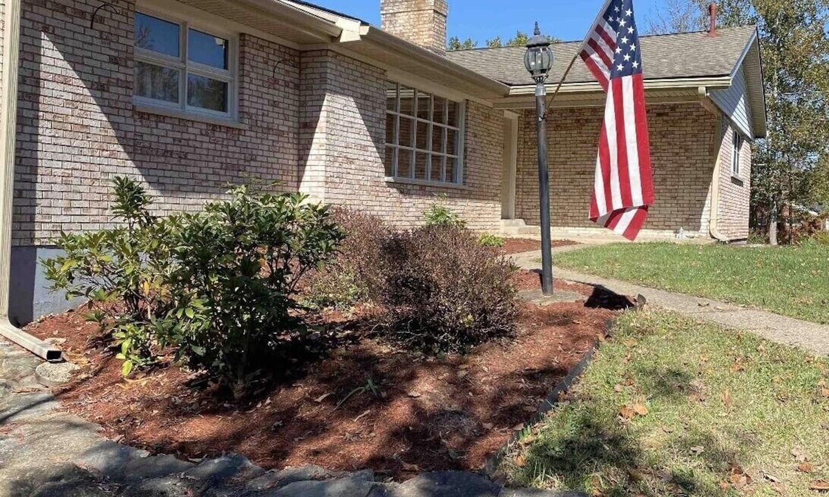 Batavia House | Cheerful 4-bedroom Home with Jacuzzi tub - bathtub