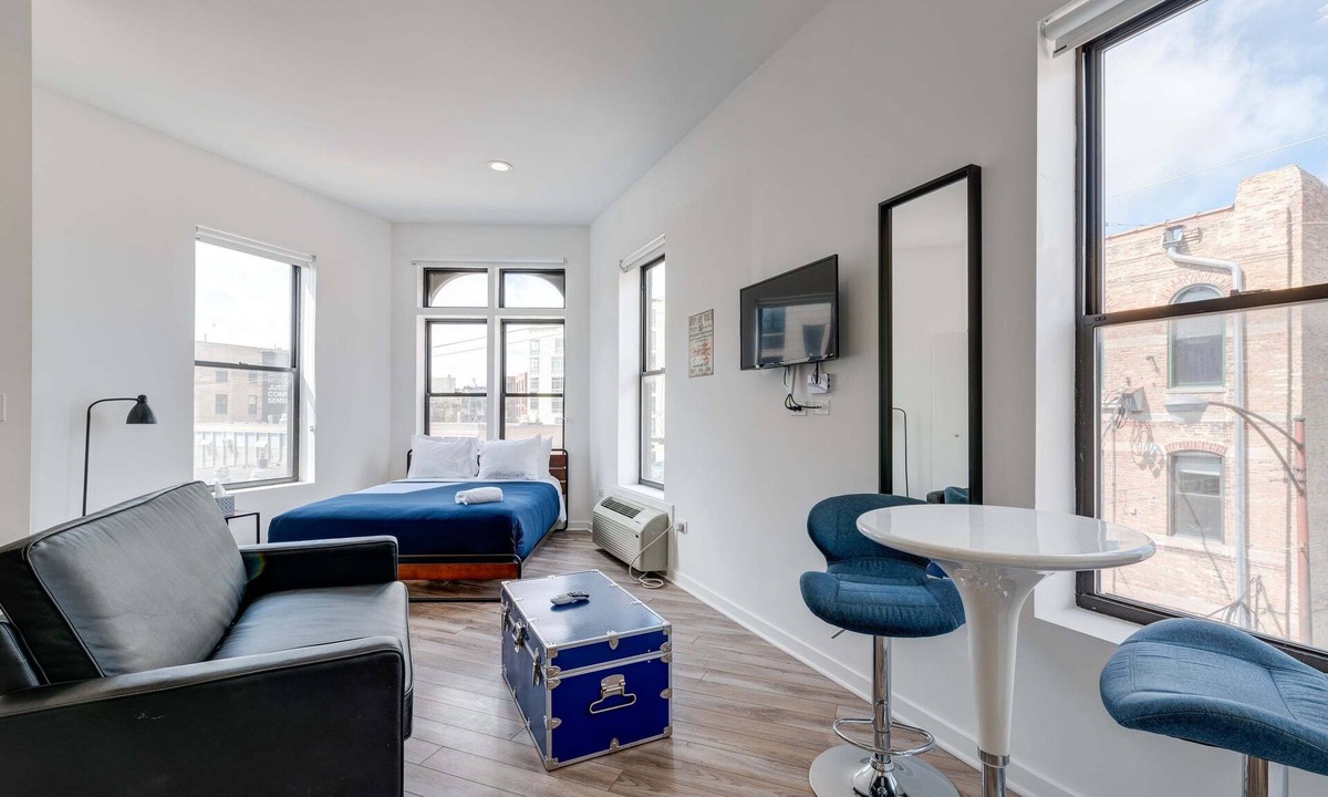 River West Apartment | Chicago Third Floor Studio by 747 Lofts